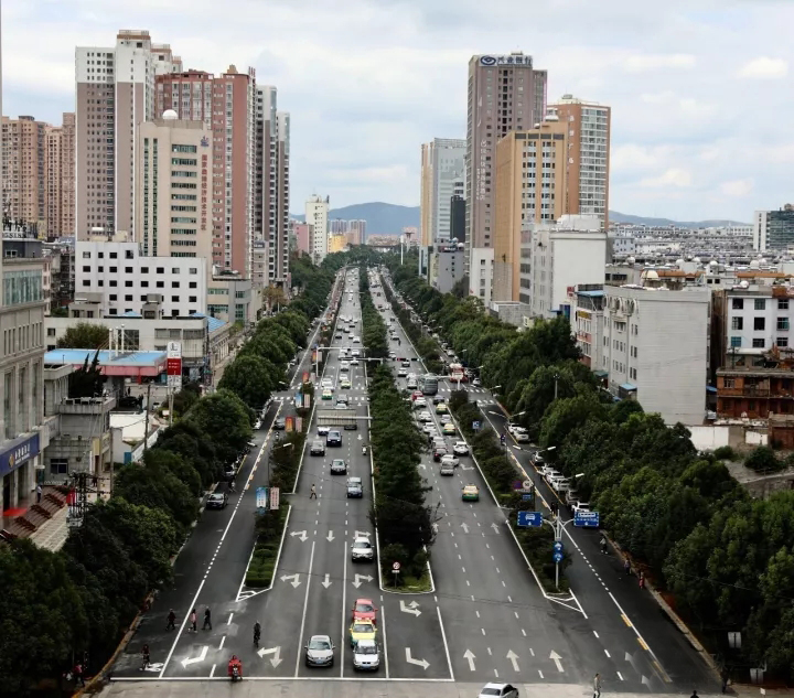 曲靖市翠峰路改造完工 行使舒适感和颜值大提升 曲靖市翠峰路改造完工 行使舒适感和颜值大提升